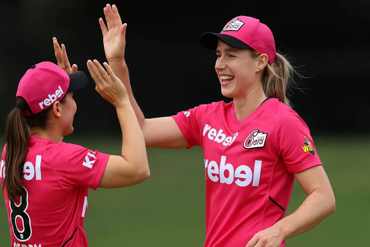 Elyse Perry in WBBL dooing victory celebration with other teammate