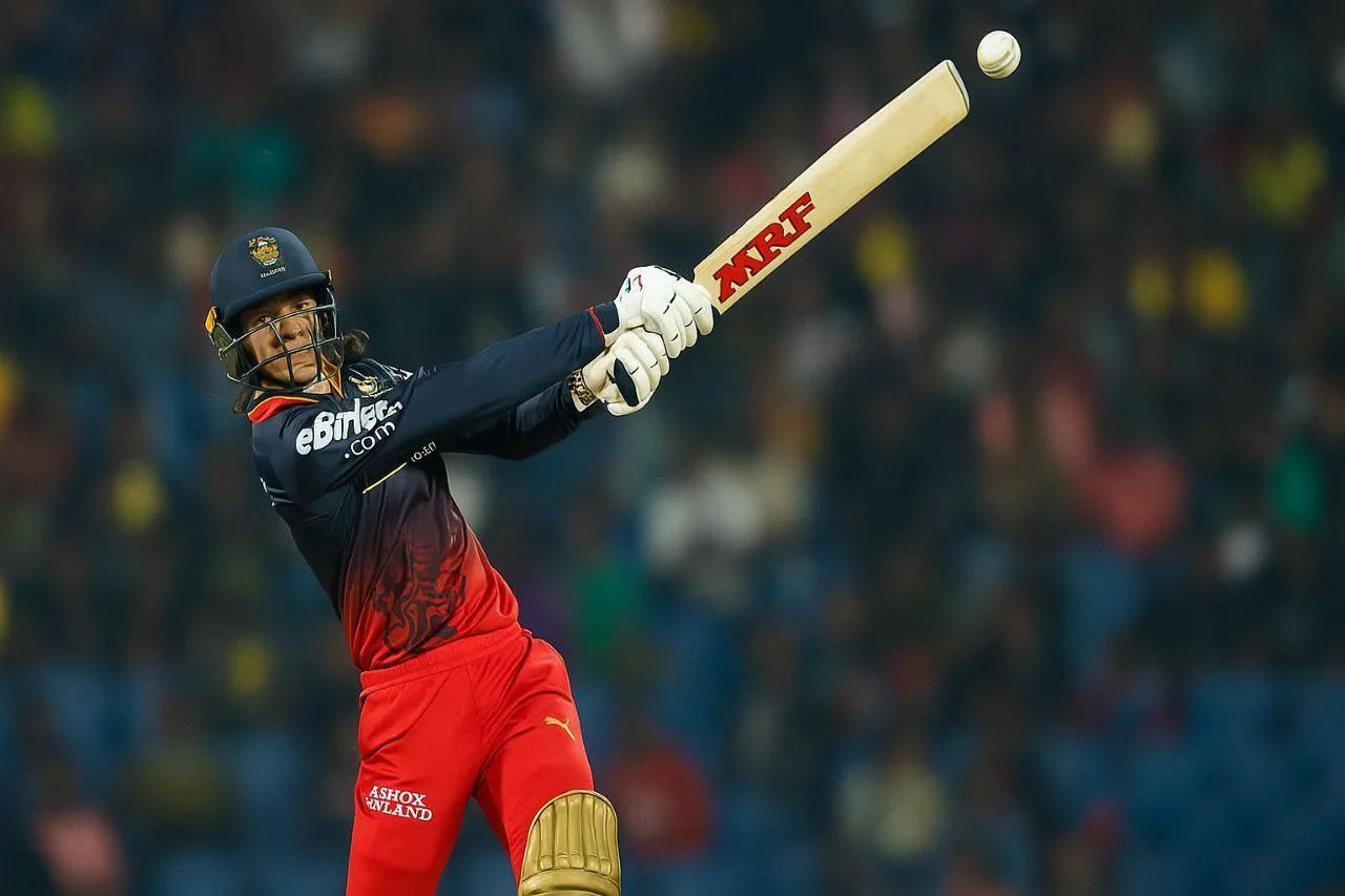 smriti mandana hitting pull shot in wpl 2023